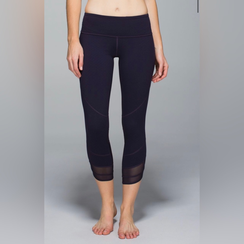 Lululemon Emerge Renewed Crop Full-On Luon
Shine Dot Black Grape, EUC Size 6